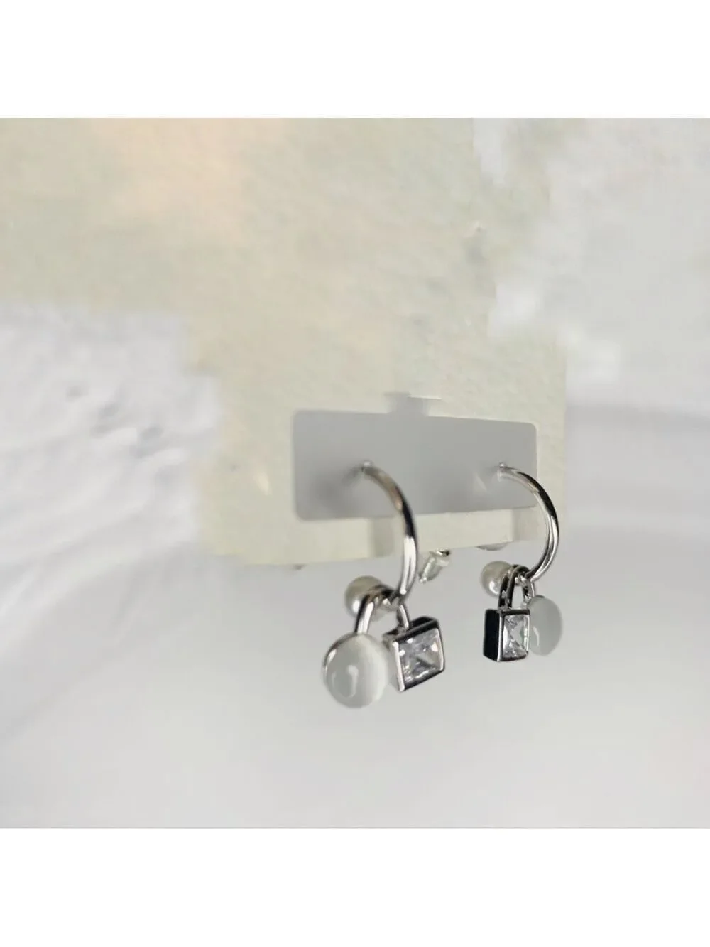 𝅺new STOCK-Dainty, Elegant Silver /Pearl Earring